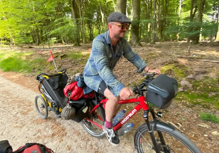 Podcastmaker Bas Louissen gaat op fietsvakantie: vroeger “een moetje”, nu het ultieme gevoel van vrijheid