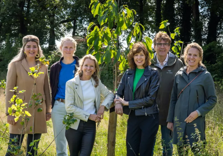 Groen verbindt: buurtbewoners Haaksbergen planten samen een belevingsbos