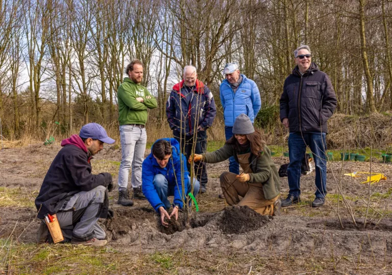 Bollengrond krijgt nieuw leven ingeblazen: GroenDoen Fonds steunt nieuw voedselbos van Land van Ons en WIJdehorst