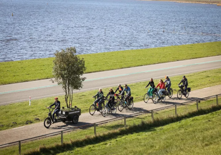 Bruno Doedens fietst 5.000 kilometer door Europa met een boom