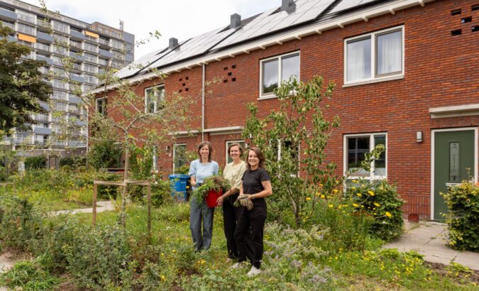 Van dor gras tot levendige stadsoase in Zwolle: zo vergroenen buren hun eigen straat