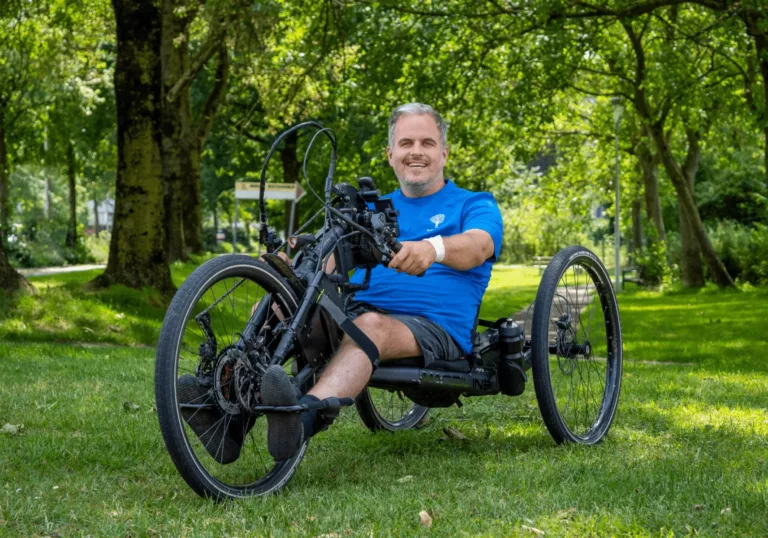 Trees for All-ambassadeur Niek van den Adel plant 20.000 bomen vanuit zijn rolstoel Trees for All-ambassadeur Niek van den Adel plant 20.000 bomen vanuit zijn rolstoel