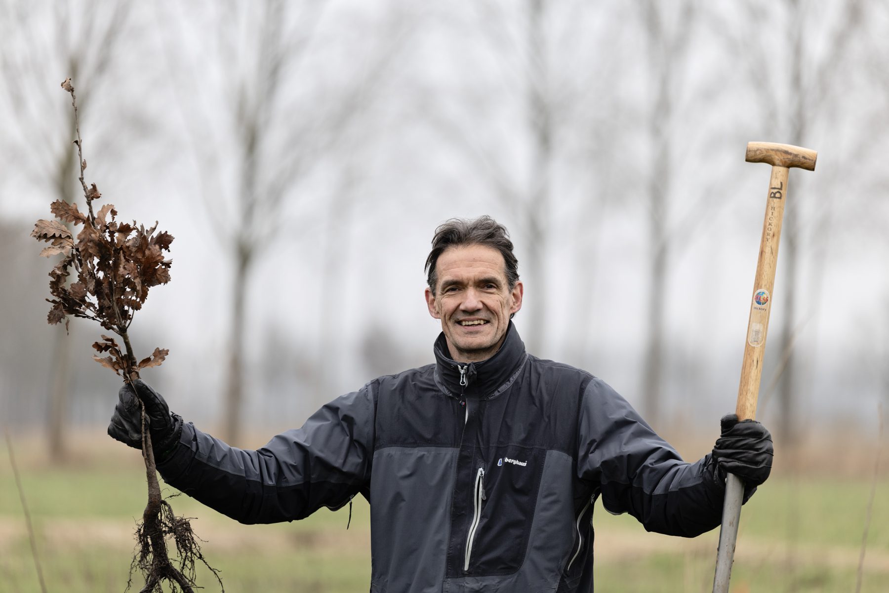 Albert plant zijn eigen bomen in Het Groene Woud